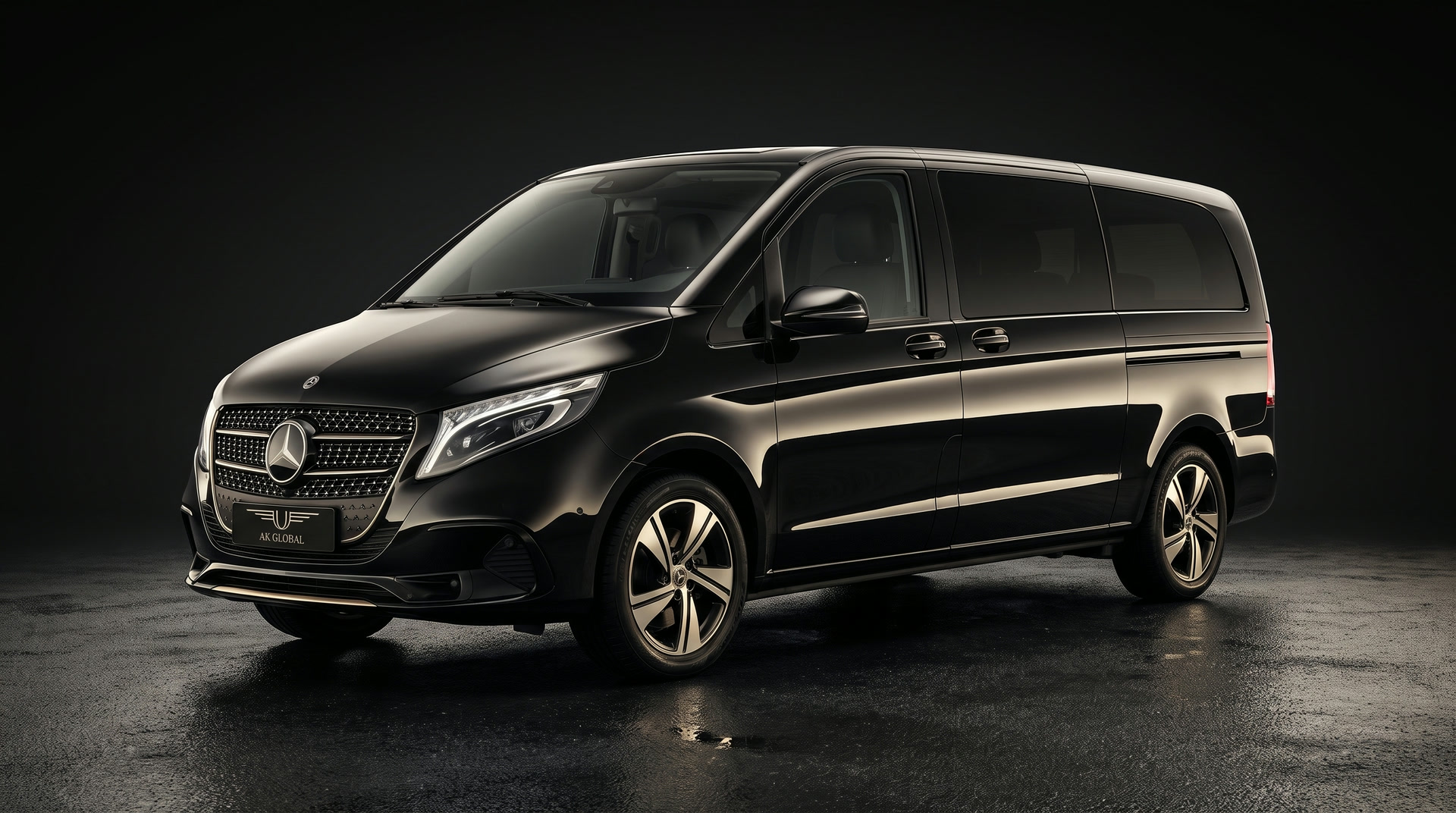 Sort Mercedes V-Class med chauffør på vådt asfalt i studiebelysning